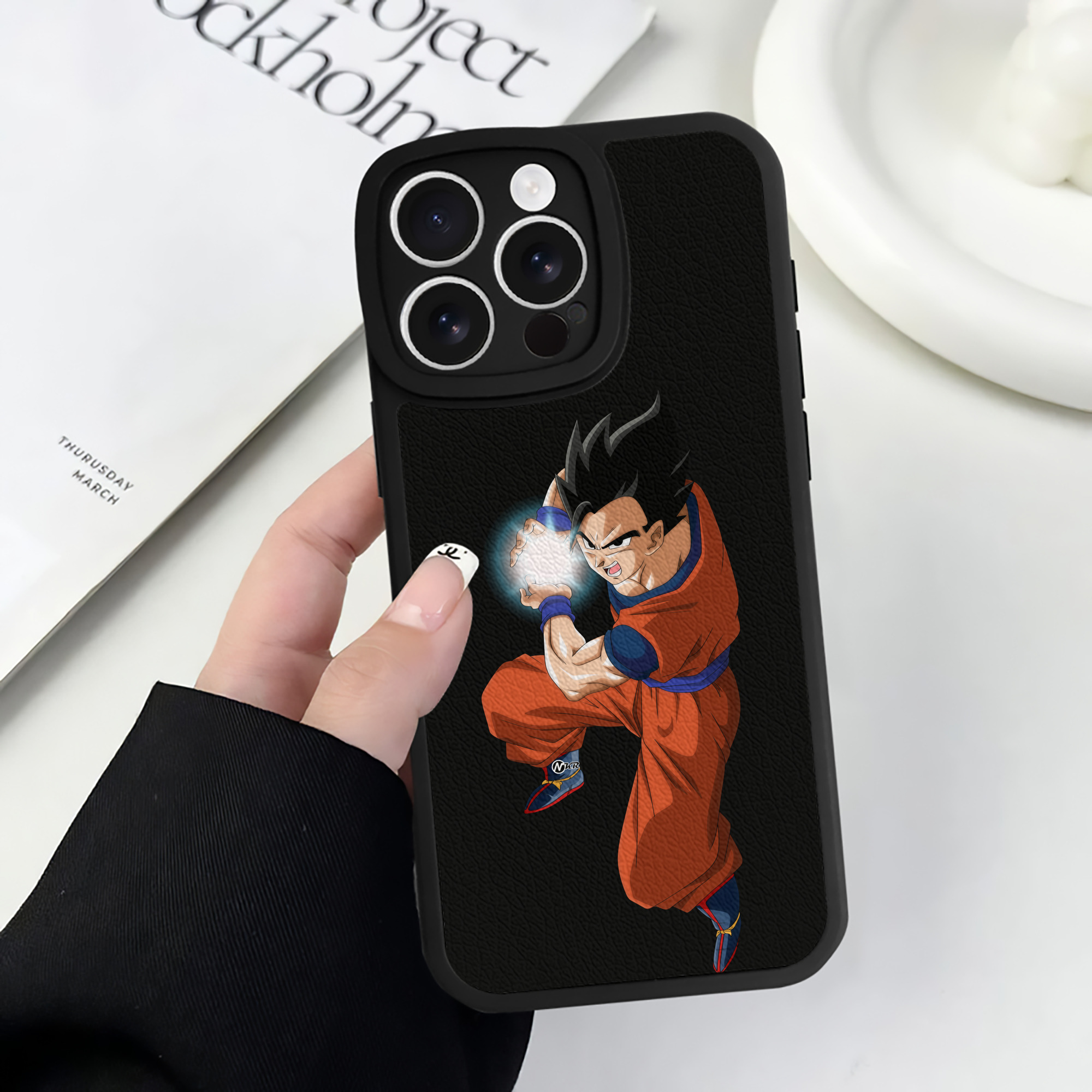 （画像用） ドラゴンボール 孫 悟飯（そんごはん）DRAGON BALL Son Gohan 【iPhone 16シリーズ対応】シリコンスマホケース（レザー調） 材質：シリコン